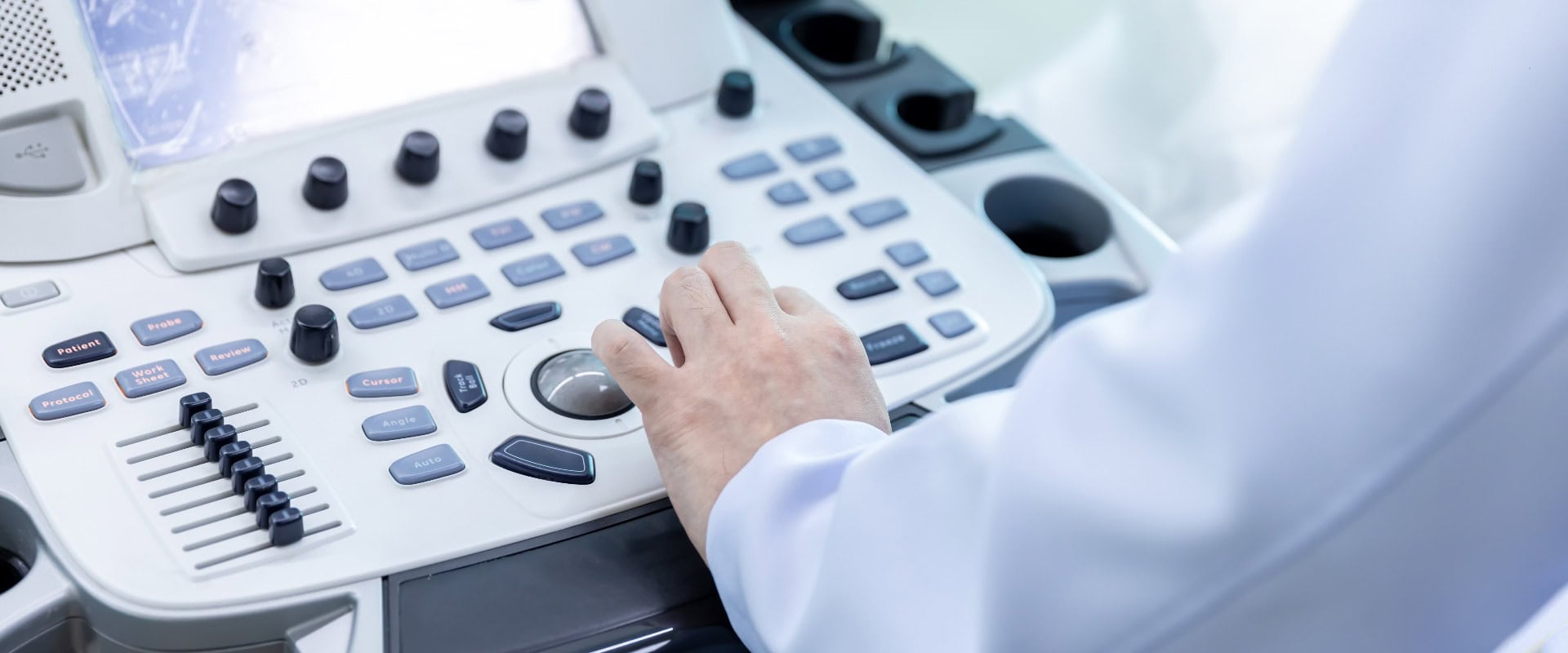 Hand des Arztes am Bedienfeld des Ultraschallscanners.