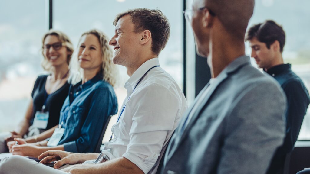 Gruppe von multiethnischen Geschäftsleuten in einem Seminar